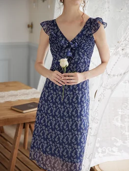 Облегающее платье во французском стиле с завязками и юбкой в цветочек